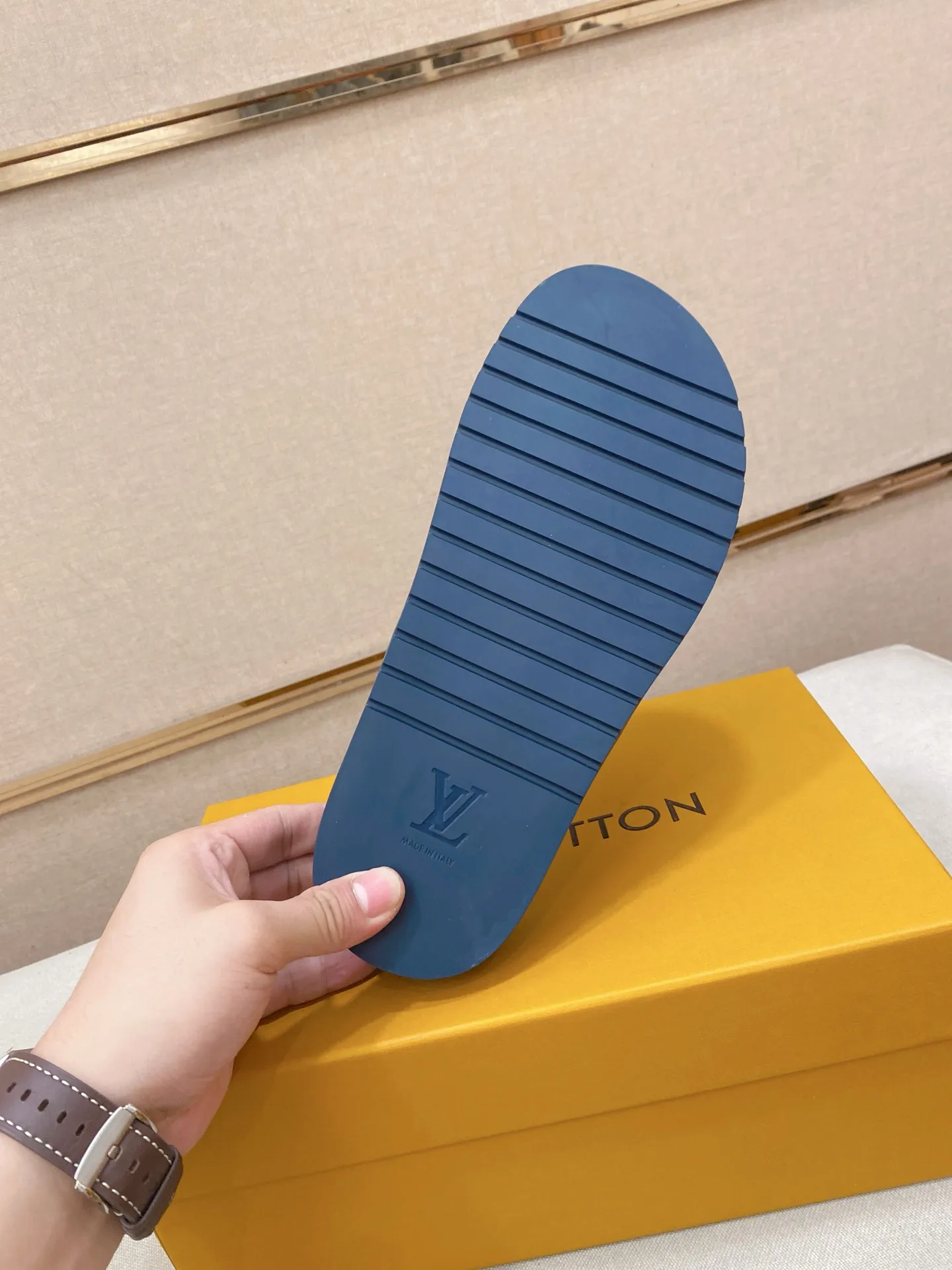 Men's shoes 💰: 340💰Made by LV🔍Top purchasing agents. Men's spring and summer slippers are available at the same counter. The uppers are imported cowhide from Italy, with logo graphics and high-quality craftsmanship. Soles: original soles specially provided by the original factory. Exclusive movable molded soles are super comfortable. Original goods follow orders. 🔍🔍High quality. You can enter and exit the counter at will. Welcome to compare. Size 38-44.